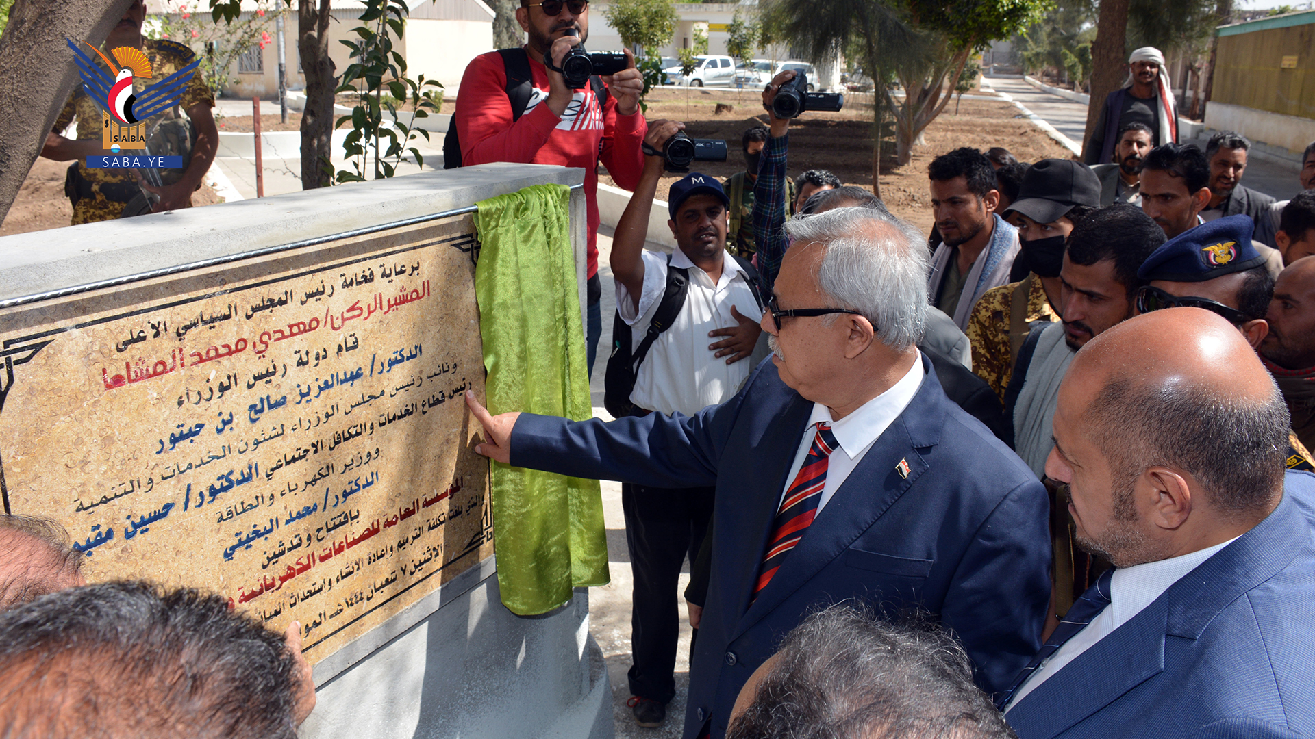 رئيس الوزراء يفتتح ويدشن العمل في المؤسسة العامة للصناعات الكهربائية و الطاقة المتجددة