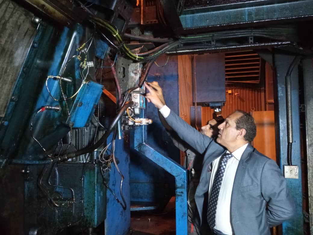 وزير الكهرباء والطاقة يتفقد محطة حزيز ومركز التحكم الوطني