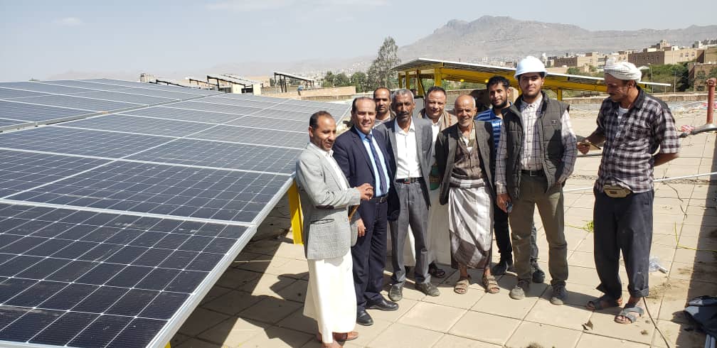 البخيتي يطلع على سير العمل بمحطة الكهرباء بالطاقة الشمسية في كلية الزراعة بجامعة صنعاء